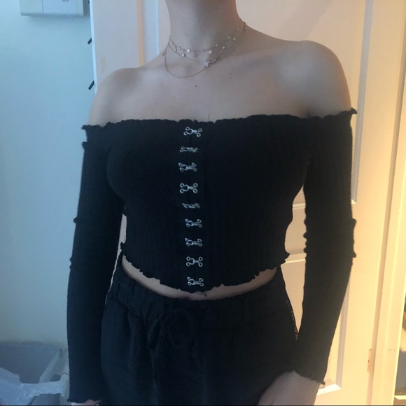 Ribbed Off shoulder black hook crop top - Picture 5 of 6